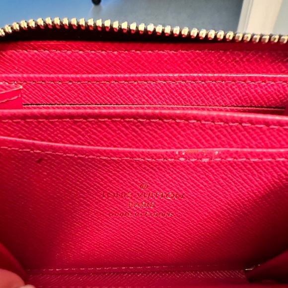 Louis Vuitton authentic wallet with zipper enclosure - Picture 5 of 9